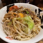 麺屋久兵衛  - 2024.11.17（日）訪問日
      汁なし　ニンニク無し（撮影者:すのうもどき)
      麺の下には
      チャーシューの角切りが少し埋まっています。