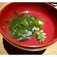 千翠 - 若竹煮・・筍は一度ボイルした後軽く炙られていました。 
                  これに限らずどのお料理も丁寧で手間暇かけられていますよ。 
                  お出汁の風味もよく美味しい品です。 