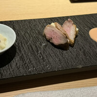 鴨ときどき馬 神保町本店 - お通し　グラスをどかすと鴨燻製