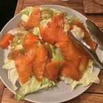 バル ボウダ - サーモンのサラダ♡サーモン苦手ですが美味しかった！