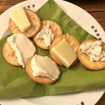 バル ボウダ - クラッカーにチーズ系♡これも美味しかったなー！