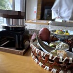 九州の旬 博多廊 - ◆平日限定【ランチ限定1日12食】花籠御膳(2,200円）、復刻リニューアルだそう。 別途サービス料10％加算され2,420円（税込・カード可）。 花籠膳と炊き立ての釜ご飯のセットです。