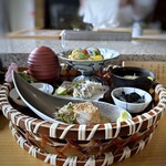 九州の旬 博多廊 - 花籠膳・・ワァ、色々なお料理が盛り込まれ美味しそう。女性は絶対好きですね。(´∀｀*)