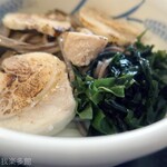 ヨコクラうどん - 蕎麦とうどんのミックス 鶏チャー葱炙油温