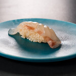 SUSHIROKU - タイの昆布〆