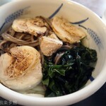 ヨコクラうどん - 蕎麦とうどんのミックス 鶏チャー葱炙油温