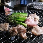 壽 - 鶏ハラミとアスパラ炭焼き中。