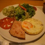 広島アンデルセン - ソーセージエッグプレート。ベイクドトマトが酸味があって美味しかった。ポテトはバジルソース。