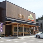 農家食堂はるな - お店の外には昔の農機具やうす・きねもありました。