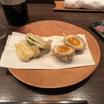 ワインと天ぷら マエヤシキ - 大根(チーズジェノバソース)の天ぷら、半熟煮卵の天ぷら