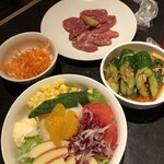 朝鮮飯店 - コンビネーションサラダ、オイキムチ、辛いネギ