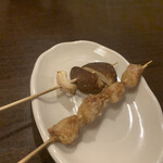 佐世保ろばた焼 麒麟 - ぼんじりは公式では7つ串に刺さっているが実際は4つ。