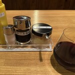 ステーキハウス アパッチ - 卓上調味料&グラスワイン赤（400g以上ステーキで無料提供）