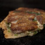 もりぐち - 豚肉もうまいのでたまらず追加しちゃった
      
      なんなん、このこんがり感 ٩( °ꇴ °)۶━╹̻╹̻｡
      ソースなしで食べるのもGooooooo！