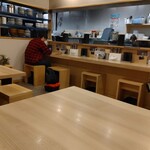 麺処まるは BEYOND - 清潔感のある明るい雰囲気の店内です✨