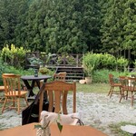 フフフ - 奥のデッキから川が眺められます