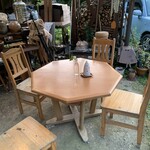 フフフ - 庭にテーブル席が設けられてます