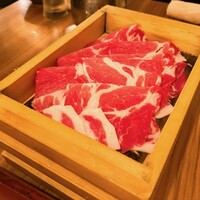 しゃぶしゃぶ・創作料理居酒屋 豚吟 栄店 - お肉鮮やか　牛肉に見える　