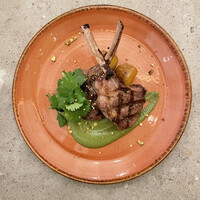 ラムチョップとピスタチオのモレソース