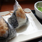 Marugame Seimen - 鮭おにぎり（\130）少し小さいけど鮭たっぷりです。