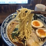 炭火焼和めし処 しんぱち食堂 - 中太ちぢれ麺？