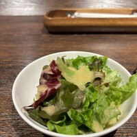 アクイロット - サラダは普通ですが、ドレッシングは風味豊かで美味しかったです。自家製かな？