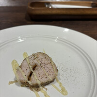 アクイロット - 古白鶏はしっとりした食感。
                      生姜のマヨネーズが一工夫で、じんわりとアクセントとして働いてました。