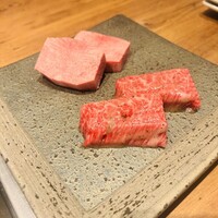 焼肉うしごろ 西麻布本店 - [左]究極の黒タン 厚切り [右]特選厚切りハラミ