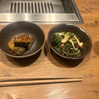 焼肉うしごろ 西麻布本店 - [左]茄子キムチ [右]季節の混ぜナムル