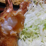 お食事処 味しん - 海老フライ断面。かじったのではなく箸で切ったので安心して見て下さい。