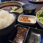 ほんまもん 広島胡町店 - ご飯、味噌汁、サンチュ、キムチ付き