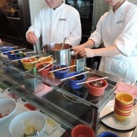 ライブキッチン COOKA - オムレツキッチン。選んだ具のココットに番号棒を渡す。