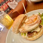ブラックプール ハンバーガー カフェ - エッグ（目玉焼き）とスクランブルエッグに限定ポークパティを挟んでタルタルソースで