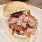 ブラックプール ハンバーガー カフェ - 極ベーコンバーガー（ビーフパティシングル）刻んだベーコンが特徴です♪