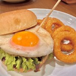 ブラックプール ハンバーガー カフェ - インスタ限定メニュー月見バーガー、ソース無しとオニオンリング