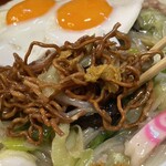 大元 - 揚げ麺を八宝菜の下からほじくり出しては辛子をまぶして食べる