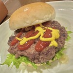 ブラックプール ハンバーガー カフェ - テーブルに設置されたケチャップとフレンチマスタードを自由にかけて