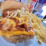 ブラックプール ハンバーガー カフェ - 11月限定豚キムチーズバーガーとフライドポテト