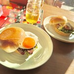 ブラックプール ハンバーガー カフェ - 月見バーガーとフィッシュフライタルタルソース。焼かれたバンズの上面が平たくなってるところに注目。