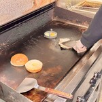 ブラックプール ハンバーガー カフェ - マスターの御厚意で調理場を撮影させて頂きました。バンズをカリッと焼いてるのがこのお店の特徴です♪