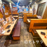 和牛焼肉大衆酒場 ホルモン博多春吉のじゃん横 - 最大30名までの飲み会・宴会ができる、温もり溢れる店内