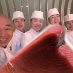 初音鮨 - 親方と御弟子さん
      左から順に
      四代目　中治勝親方
      芳池大輝さん
      砂原隼斗さん
      梅木省吾さん
      武川周平さん