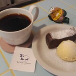 YAWN YAWN - ガトーショコラ（バニラアイス乗せ）＆ドリップコーヒー