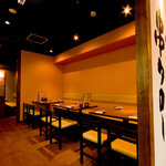 串タロー - テーブル席は壁側はソファー式