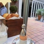 イグレック - 卵を割る道具。これ面白いです！初めて見ました！撮影に苦心してましたら彼氏がお手伝いしてくれてます。(^ー^)