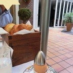 イグレック - 左の写真の下の方にある玉を持ち上げて２～３回落としますと、半熟卵の上の方の殻がポロッとうまく割れます。