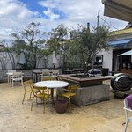 青いナポリ - 寒くなければ外の席も素敵なんだけど