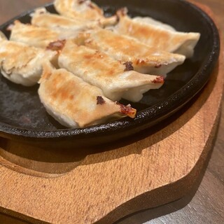 黒豚一口餃子の魅力◆鉄板で焼き上げる一品