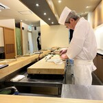 鮨 七海 - 都度、わさびをすっている。こすりすりすりすり