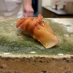 鮨 七海 - 赤貝。歯応えがあるのに柔らくも感じる不思議